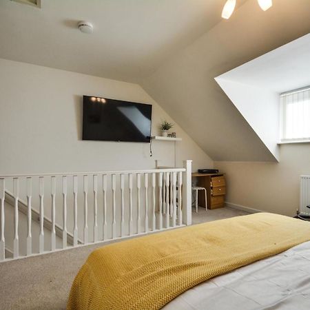 Three Bedroom House In Runcorn By The Lake With Parking By Neofinixdotcom Exterior foto