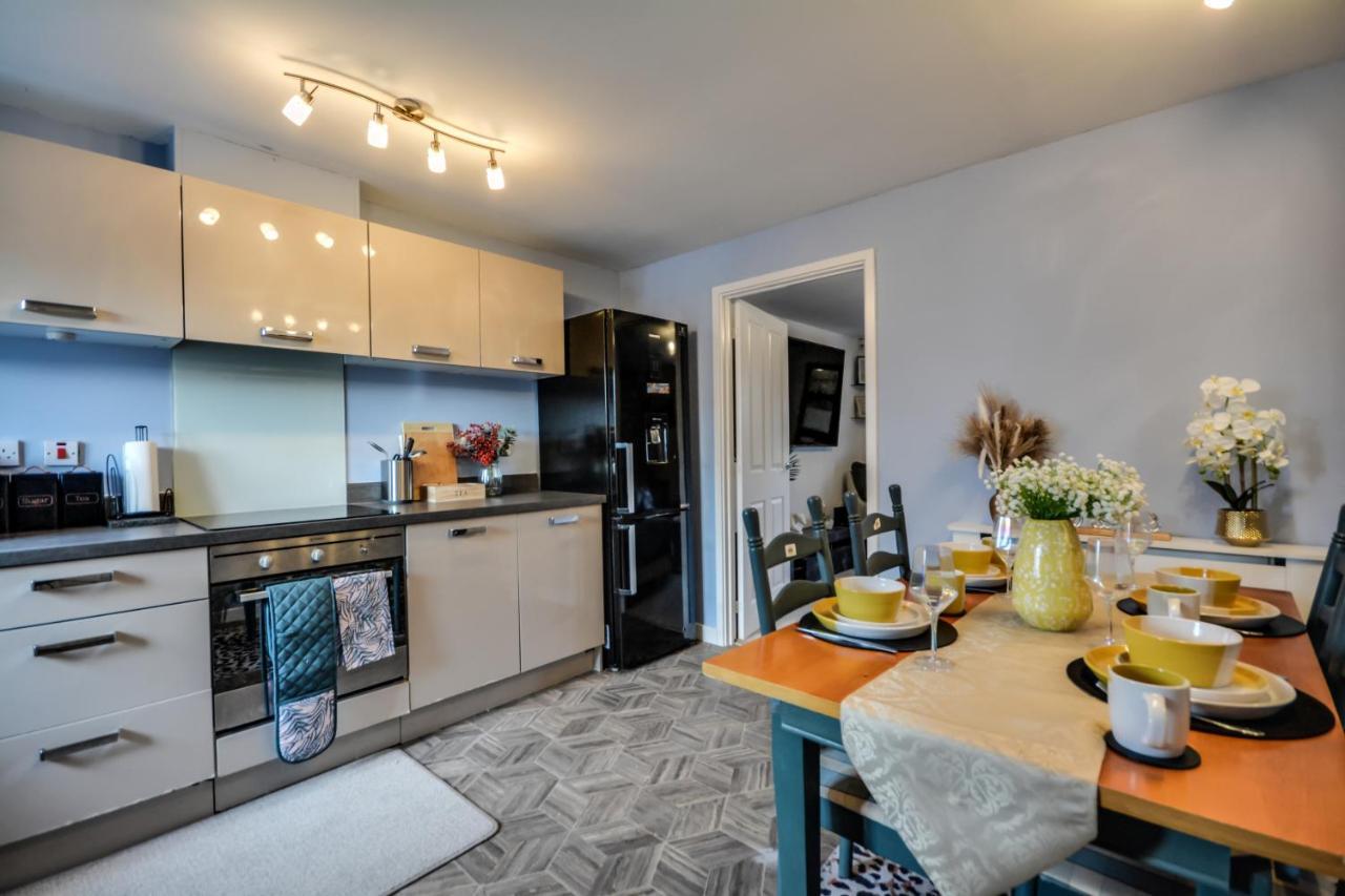 Three Bedroom House In Runcorn By The Lake With Parking By Neofinixdotcom Exterior foto