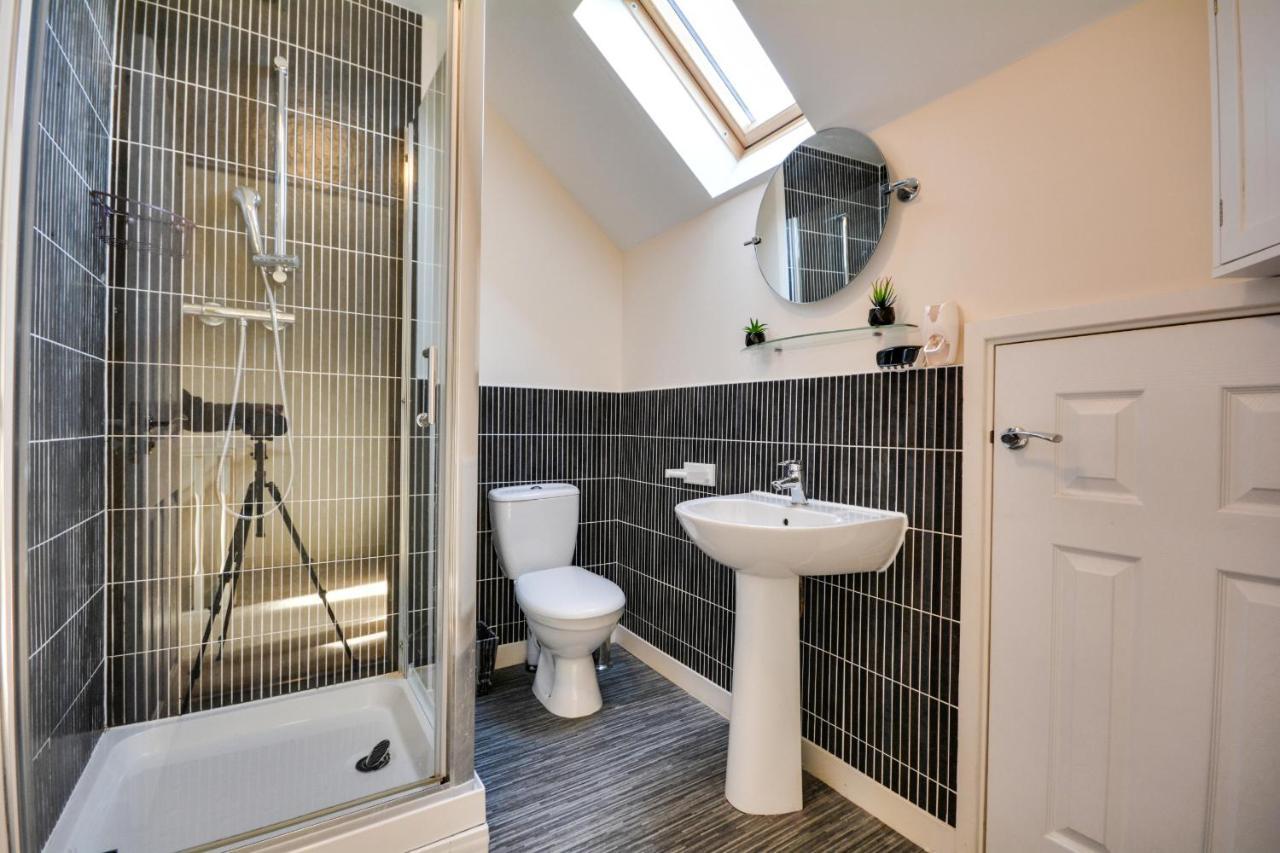 Three Bedroom House In Runcorn By The Lake With Parking By Neofinixdotcom Exterior foto