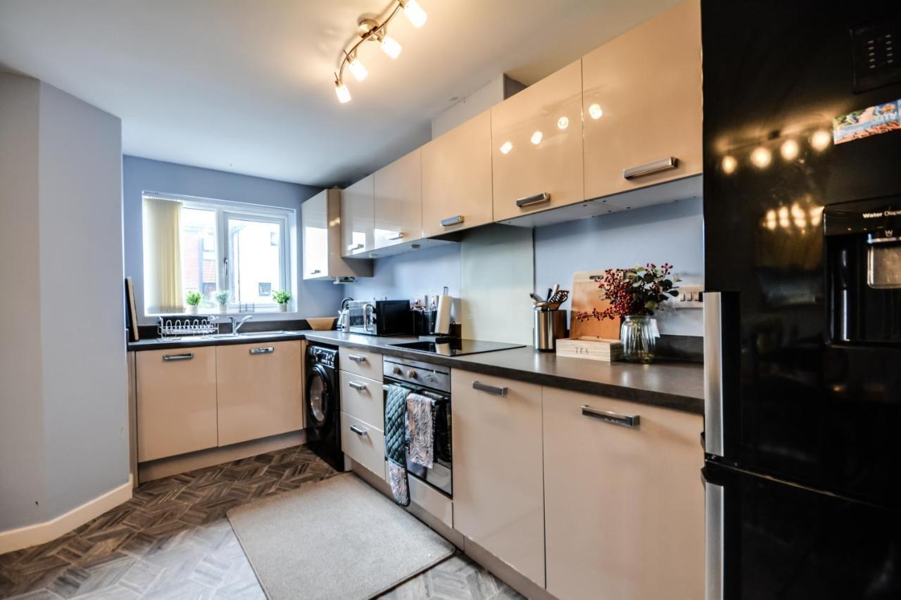 Three Bedroom House In Runcorn By The Lake With Parking By Neofinixdotcom Exterior foto